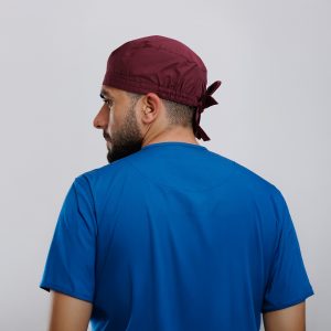 ⁦غطاء رأس احمر غامق⁩ - الصورة ⁦2⁩